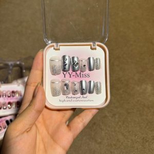 GLITTERY SILVER NAIL SET